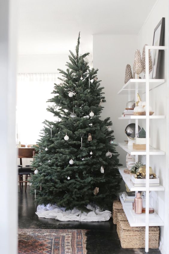 21 some white ornaments is all that you need for a modern holiday tree