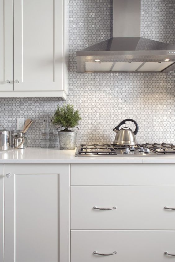 tiny mother of pearl tiles for a chic and glam kitchen look
