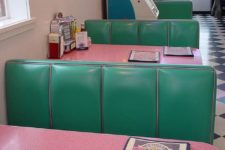 24 super colorful green and pink interior in the 60s style