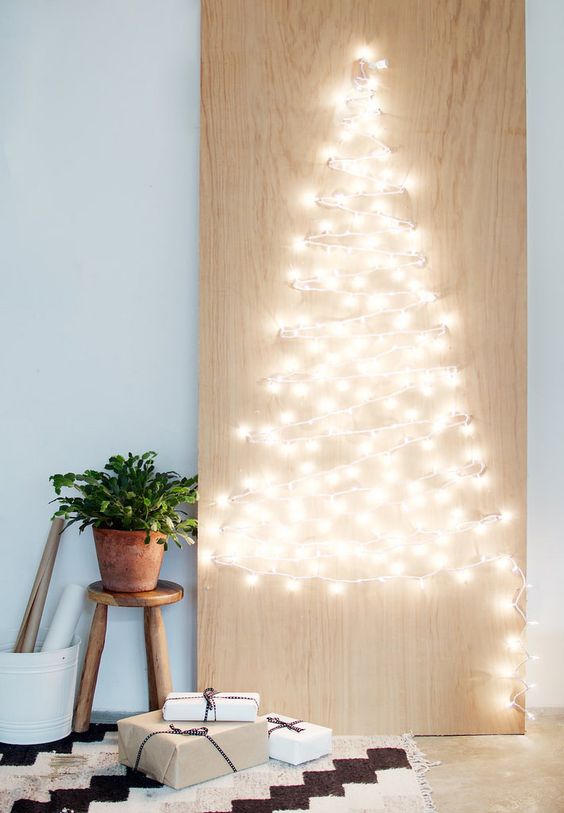 string light Christmas tree artwork is such a cool and easy idea