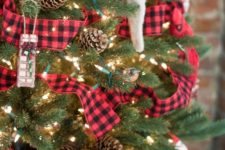 29 tartan, pinecones and knit ornaments will give your tree a cozy rustic flavor