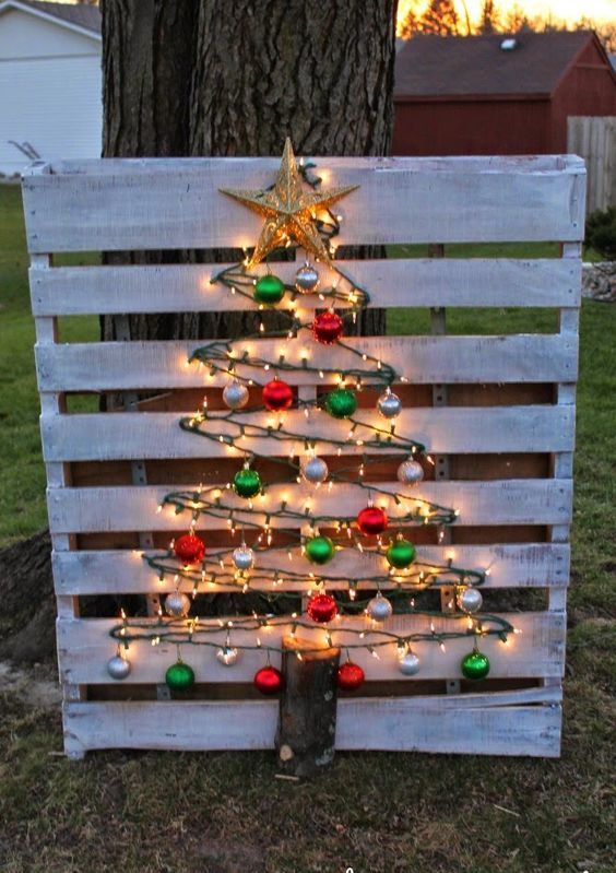 light wood pallet tree with simple colored ornaments
