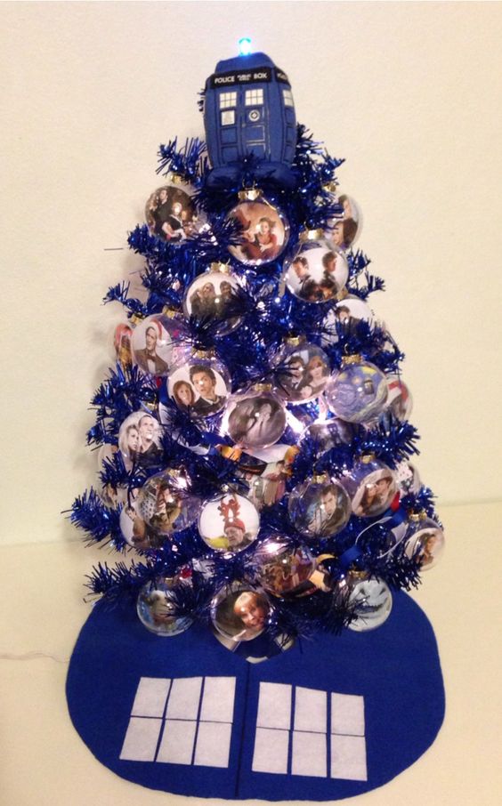 dazzling blue Christmas tree with photo ornaments is such a fun idea