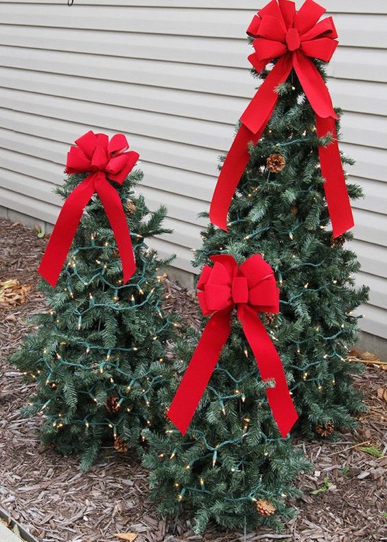 tiered tomato cage Christmas trees with lights and red bows can be DIYed