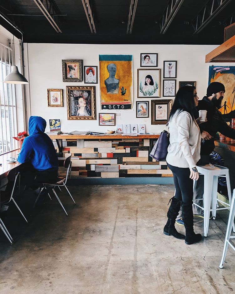 wall art in unique frames mixed with reclaimed wood planks in different colors looks quite eye-catchy (via @atxcoffeevibes)