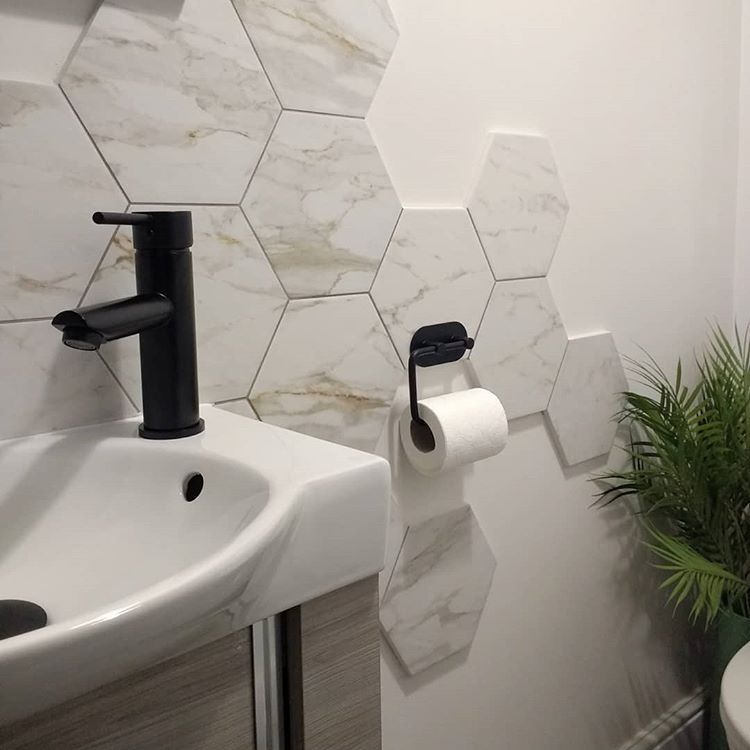 hex tiles could be used to create interesting backslashes around washbasins and bathtubs (via @popshomeandgarden)