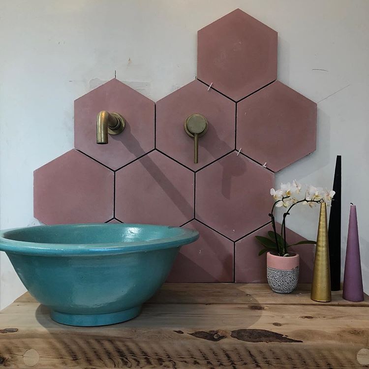 this colorful splashback not only looks cool and unique but also is practical (via @meganaceinteriors)