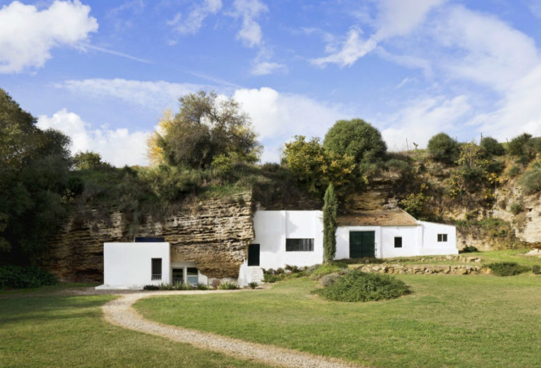 This modern white plaster home is built in right in the foothills in Cordoba, Spain