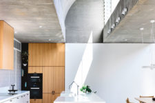 02 The vaulted skylights define the inner space and their decor and become one of the focal points