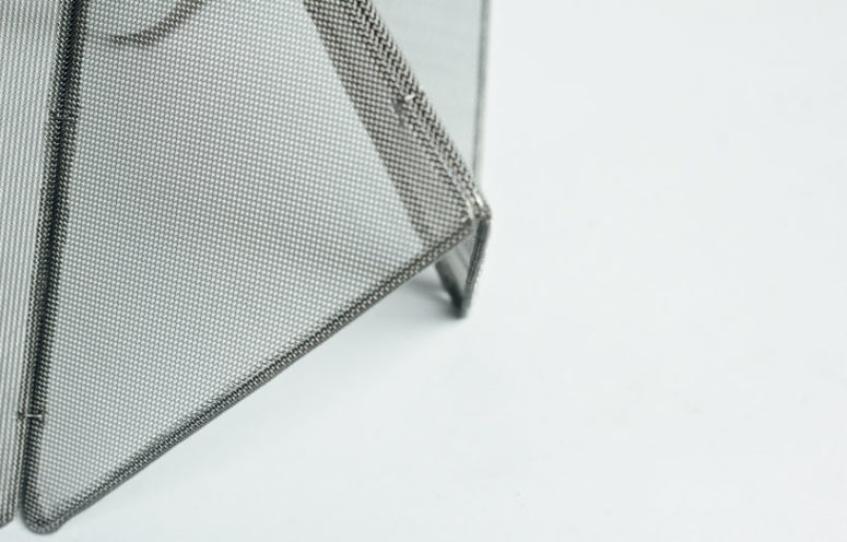The lamp is created with elements of a sesame roaster, steel frames and a fine mesh