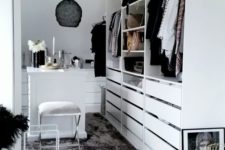 06 baskets above and simple drawers underneath keep the space decluttered and comfortable in using