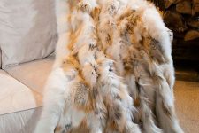 08 fur blanket is a very cozy thing and looks luxurious in any interior
