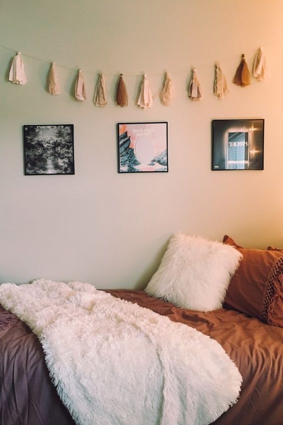 rather minimalist room decor with some textiles and wall art pieces