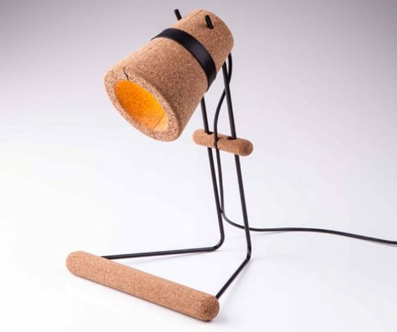 Cork and black metal frame table lamp has an eye catchy look
