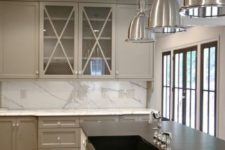 17 mid-century modern taupe kitchen with shiny lamps looks amazing