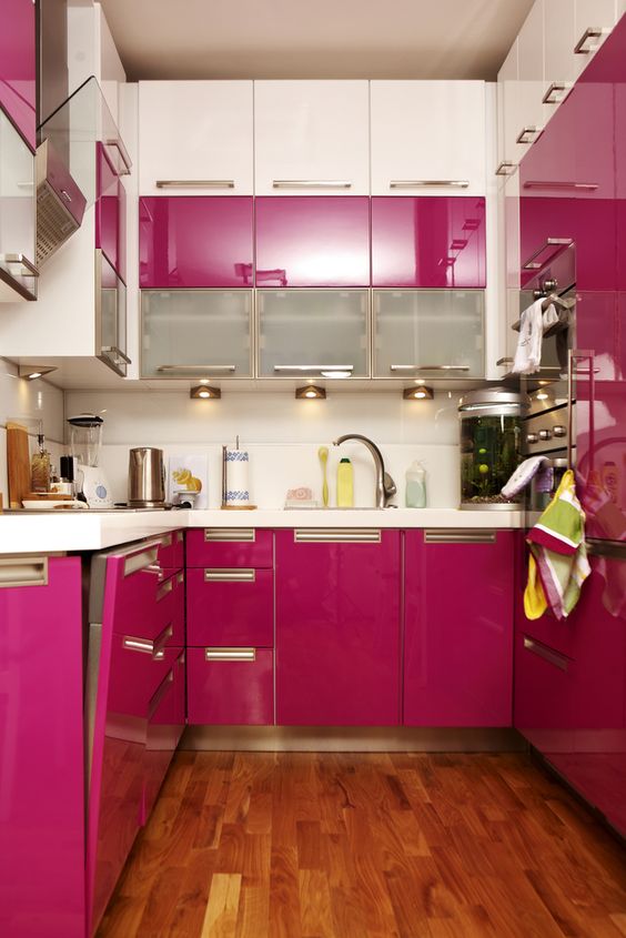 all-fuchsia modern kitchen is a very colorful choice