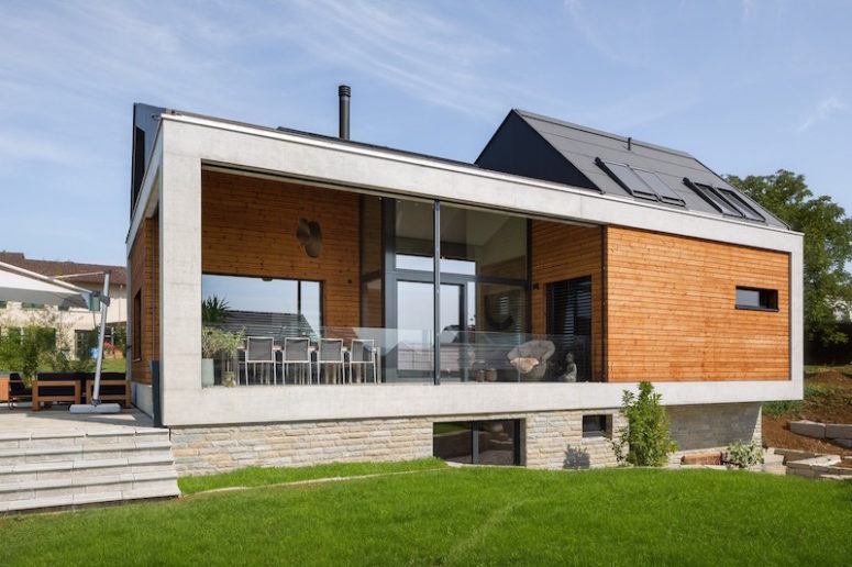This modern and cozy family home is located in Switzerland and is very connected to outdoors