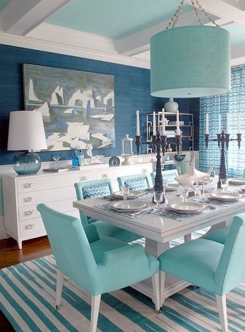 In this dining room you can see blue and gree-blue mixed with creamy tones for a softer look