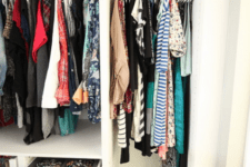 03 There are hangers for clothes, baskets for storage and drawers for accessories