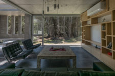05 The interiors are industrial and modern, with a wide use of concrete, stone, wood and metal