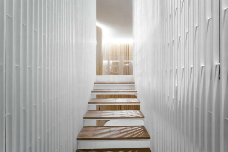 Staircase structure is filled with light thanks to its design, and I like the contrasting look of white and warm woods