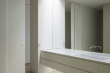 08 minimalist bathroom in white and a mirror wall with a vanity