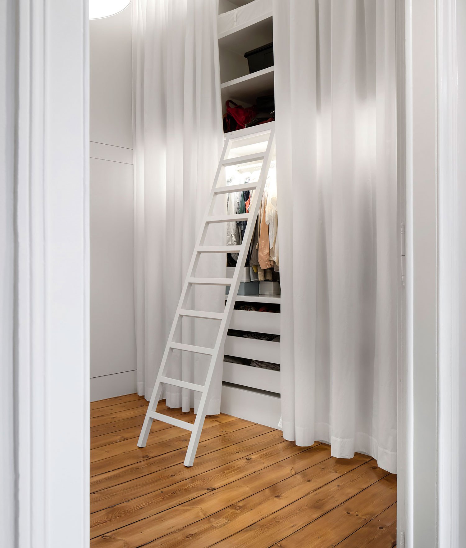 There are several inner rooms that act as wardrobes and storage spaces for different rooms, what an interesting solution