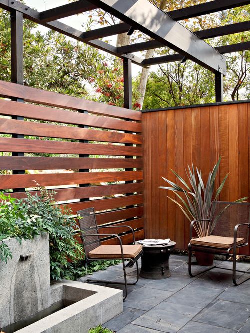 Mid century modenr patio  with wooden horizontal and vertical fence