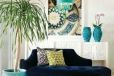 12 a navy sofa and turquoise accessories create an ambience in a neutral room