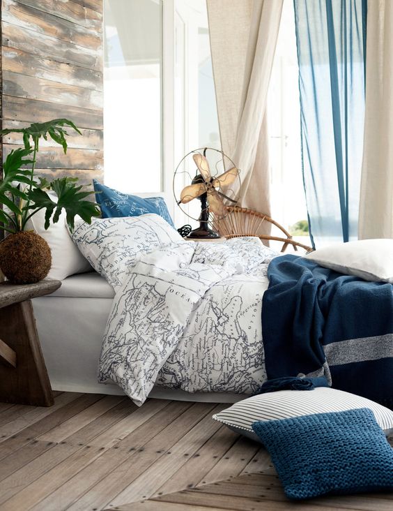 Seaside bedroom decor with map bedding to dream of travelling before falling asleep.