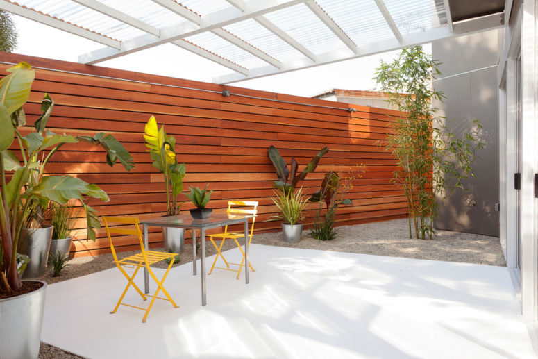 Wood fence could looks rustic but it also can looks modern. (Baran Studio Architecture)