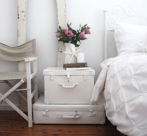 Painted vintage suitcases could be used as a bedside table in a beach-inspired bedroom (sususu).