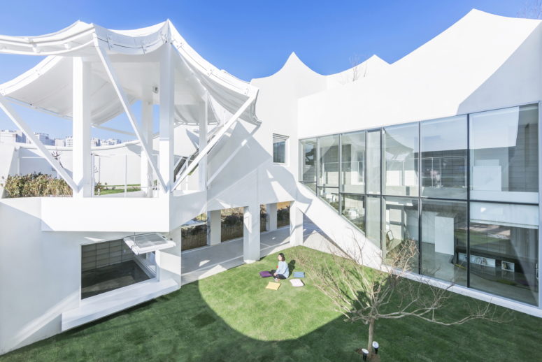 This house belongs to a young pilot and his family and it expresses movement and gives a modern take on traditional Korean architecture