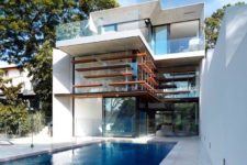 01 This house boasts of a sculptural facade, a stron connection between outdoors and indoors and an infinity edge pool
