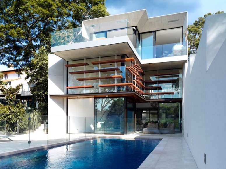 This house boasts of a sculptural facade, a stron connection between outdoors and indoors and an infinity edge pool