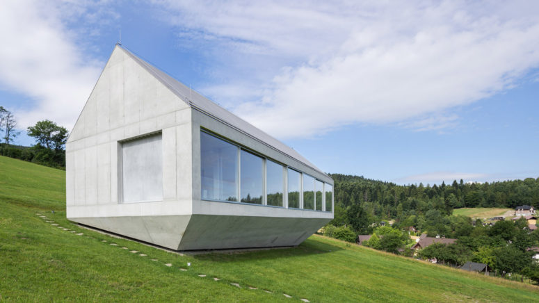 This single storey house was built on a slope to maximize the views