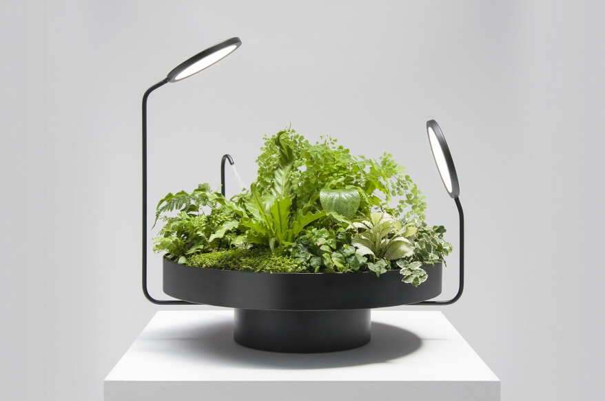 Viride Dos is a more traditional planter with lighting disks and a mister