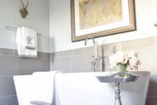 04 neutral bathroom with metallic touches and a freestanding bathtub looks cool
