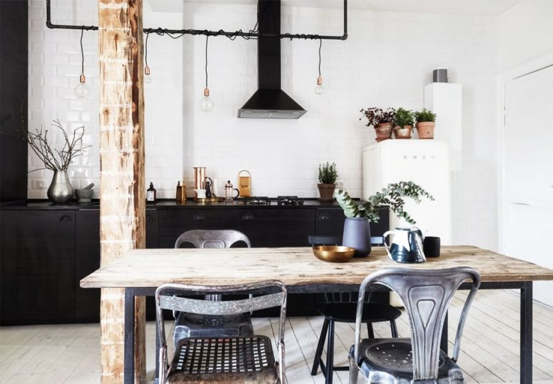 A rough wooden pillar echoes with the tabletop and mismatched metal chairs add more industrial feel