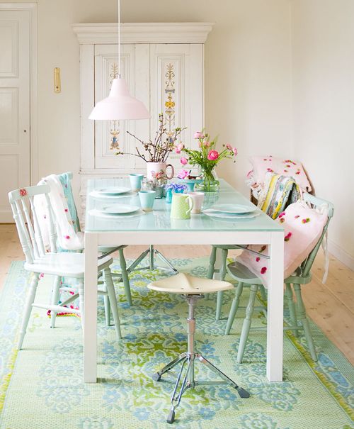 a dining table with a mint-colored tabletop is a very fresh and feminine solution