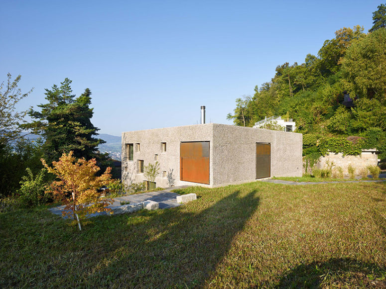 Located on a sloping site, the house can be accessed via a second entrance at the rear of the property