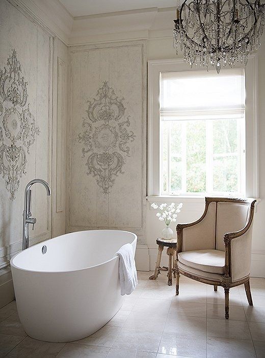 A free standing bathtub in white looks stylish and chic