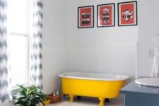 41 modern bathroom with blue touches and a sunny yellow bathtub with legs