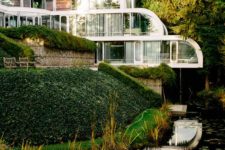 01 Eppich house has curved lines and is located on a slope right above the water to have a strong coonection with nature