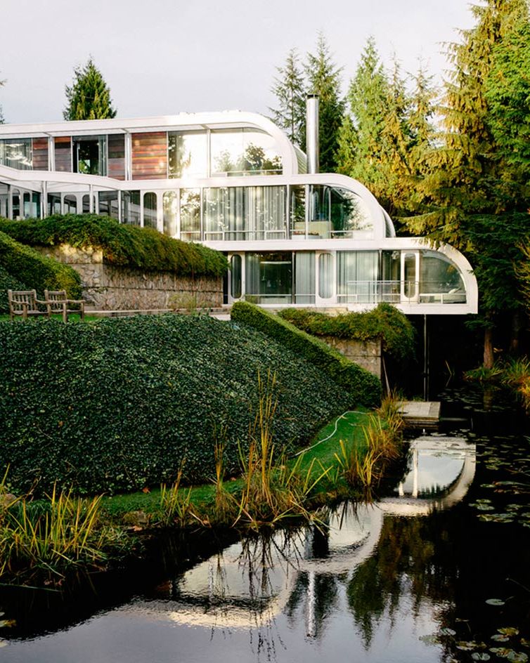 Eppich house has curved lines and is located on a slope right above the water to have a strong coonection with nature