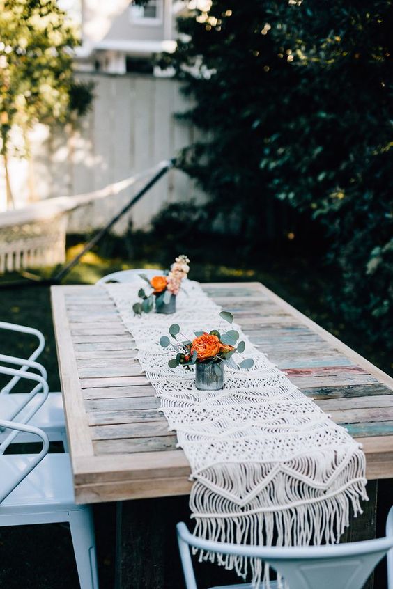such a cool pallet table can be DIYed, add a crochet table runner for a rustic look