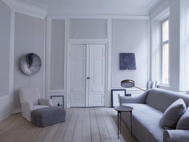 Some artworks and furniture continue the design theme, and linen make the space even more tranquil