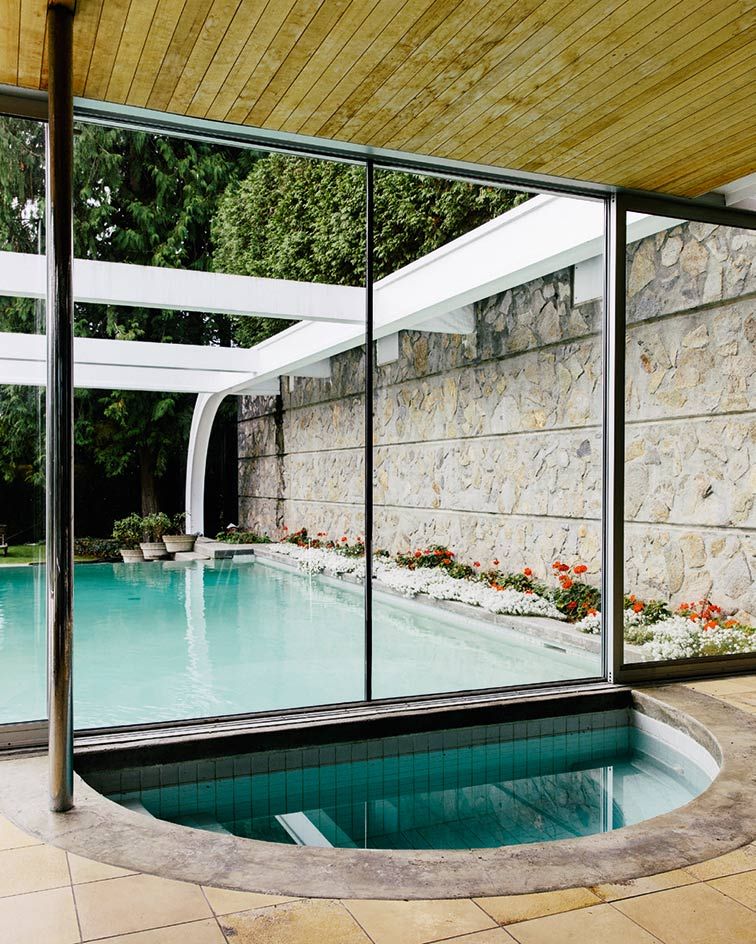 In the main house a small infinity pool extends from the middle level, disappearing into the landscape
