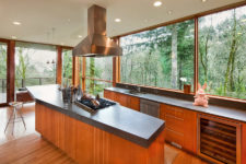 05 Look at this kitchen – due to the glazings it seems to be located outdoors – I’d love to have meals there every time
