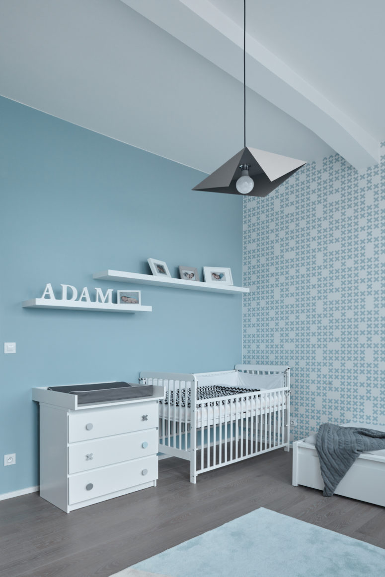 A pastel shade of blue was used for the nursery room, impregnating a soothing and serene ambiance